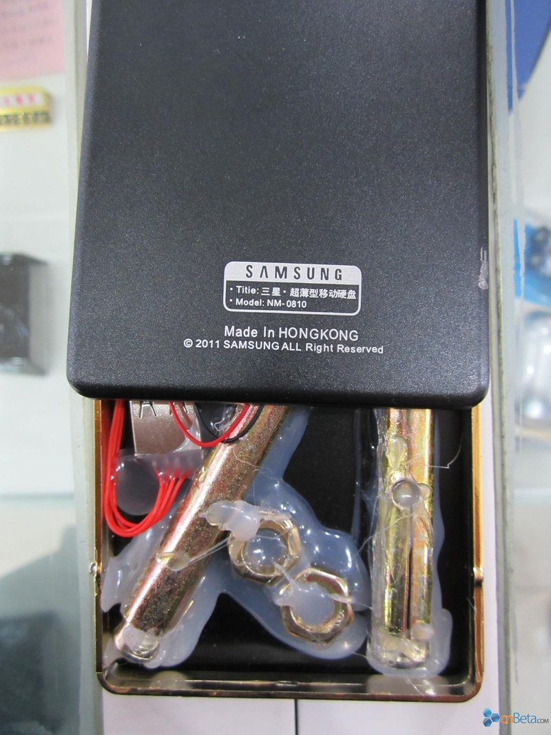 Illustration for article titled Duped Shopper Gets HDD Filled with Stupid Glue and Other Worthless Crap